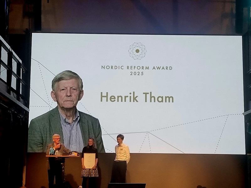 Henrik Tham mottar prisen av Ina Roll Spinnangr og Jørn Kløvfjell Mjelva. Foto: Astrid Renland 